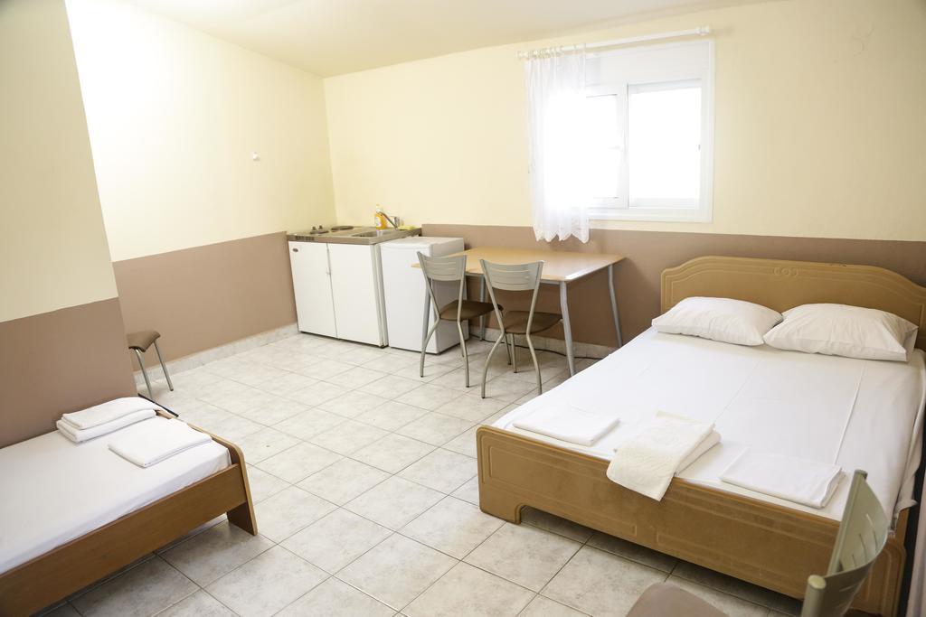 Gioulis Apartments & Studios Nea Plagia Esterno foto